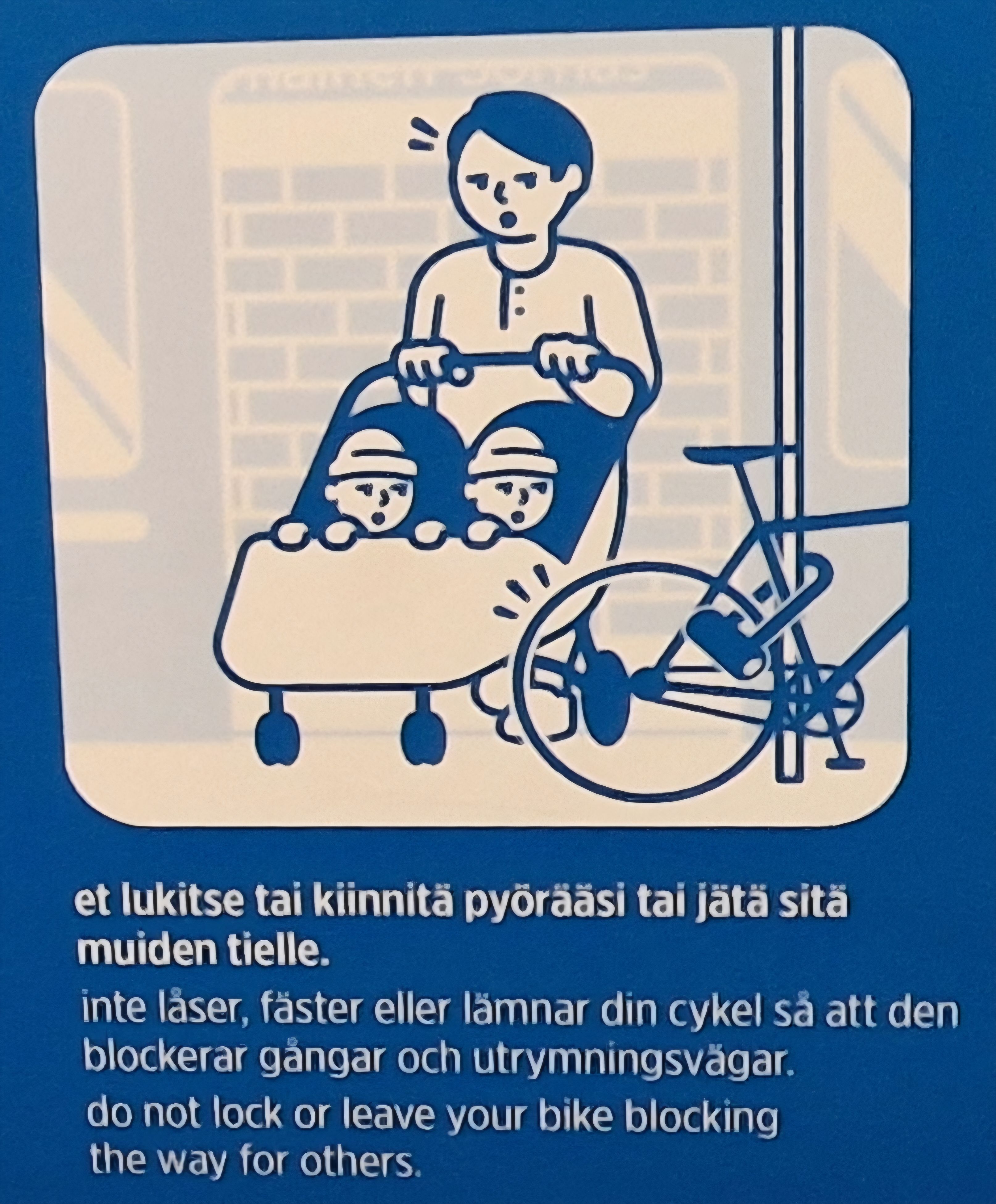 Metrovaunuun saapuu kaksosten lastenrattaita työntävä hahmo, joka katsoo paheksuen tolppaan kiinnitettyä pyörää. Alla lukee teksti 'et lukitse tai kiinnitä pyörääsi tai jätä sitä muiden tielle'.