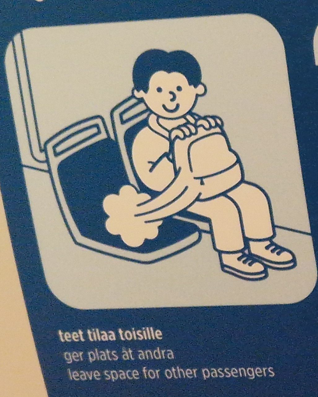 Hahmo siirtää reppunsa syliinsä viereiseltä penkiltä. Alla lukee teksti 'teet tilaa toisille'.