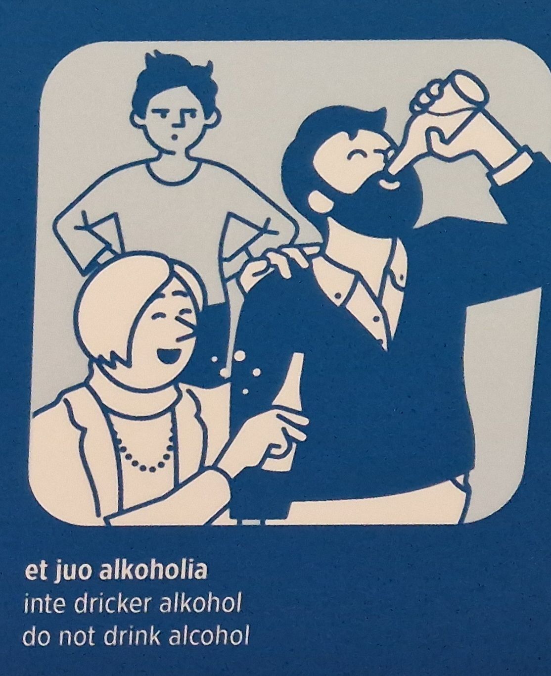 Etualalla kaksi hahmoa juovat alkoholijuoman näköistä kuplajuomaa pulloista. Taustalla yksi hahmo vaikuttaa katsovan heitä tylysti. Alla lukee teksti 'et juo alkoholia'.