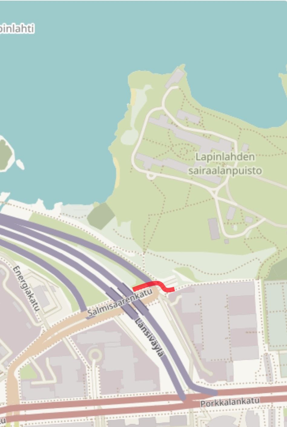 Karttakuva nykyisestä tilanteesta. Punaisella korostuksella on merkitty poistuva suojatie, joka veisi kätevästi Salmisaarenkadun pohjoispuolella olevalle jalkakäytävälle ja pyörätielle.