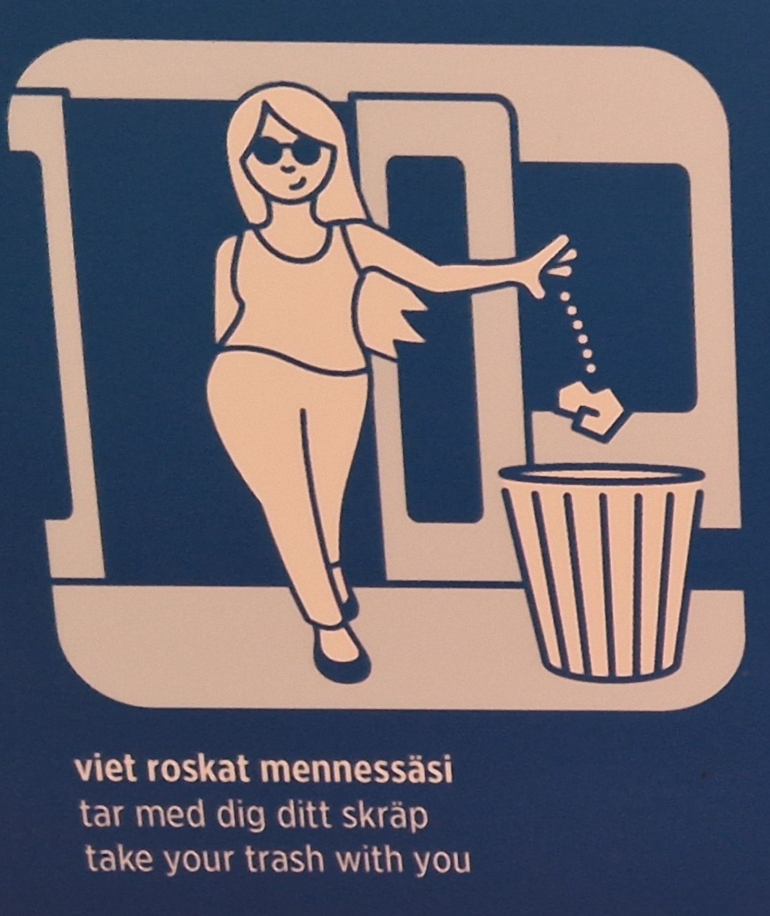 Aurinkolasipäinen hahmo pudottaa roskat roskikseen astuessaan ulos vaunusta. Alla lukee teksti 'viet roskat mennessäsi'.