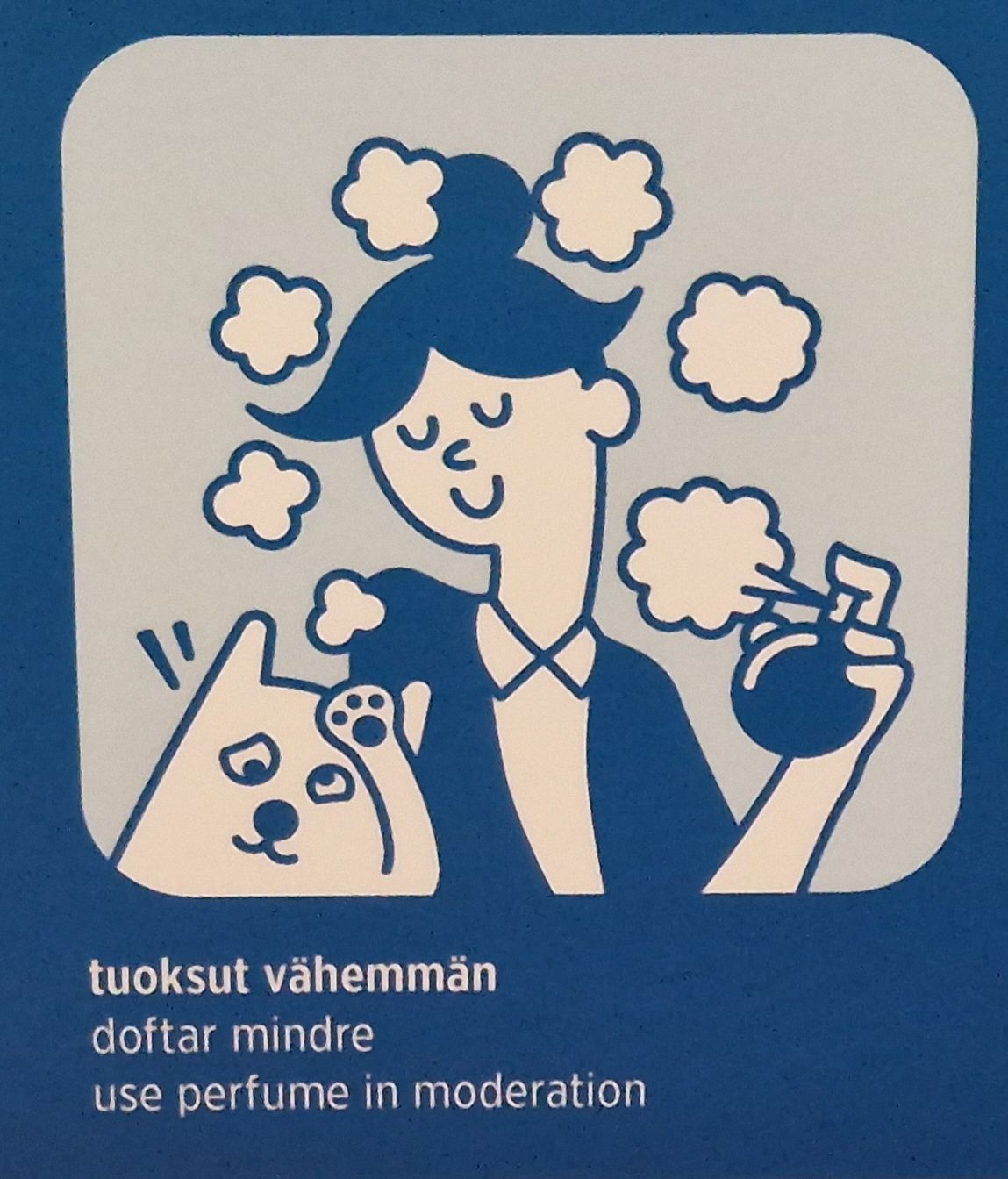 Ihmishahmo suihkuttaa itseensä hajuvettä samalla, kun koirannäköinen hahmo näyttää pyörtyvän hajuun. Alla lukee teksti 'tuoksut vähemmän'.